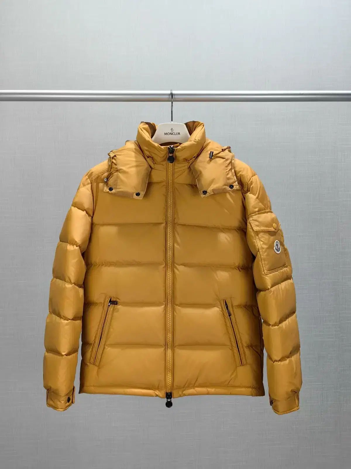 MONCLER(モンクレール) ユニセックス カジュアル ロゴ 黄色