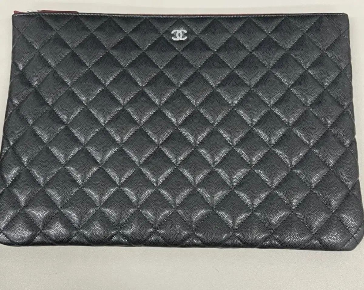 品のあるシルバーラムスキン♪【CHANEL】ラージ クラッチバッグ シャネル CHANEL マトラッセ チェーンベルトバッグ 2023イヤーズ