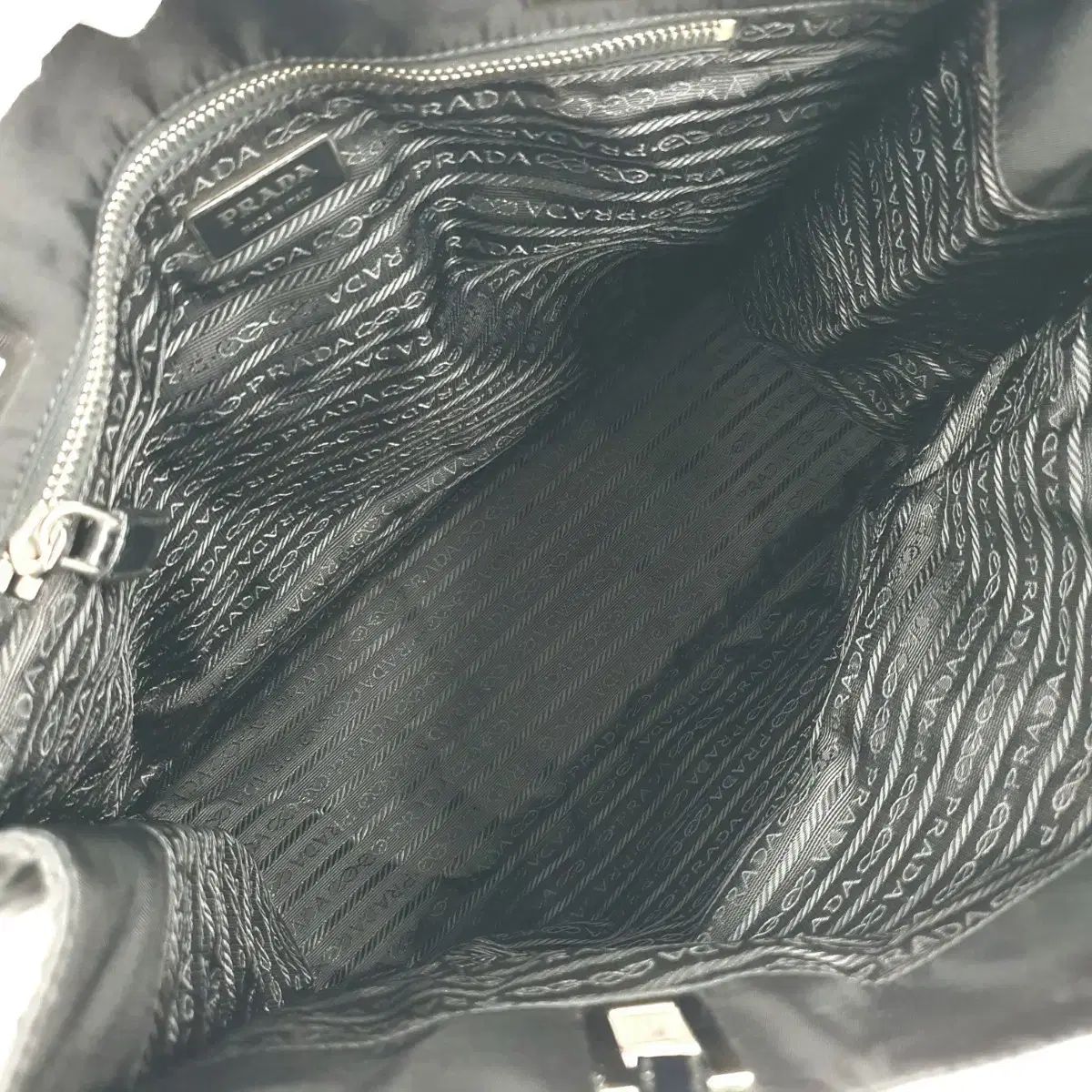 Re-Nylon ショルダーバッグ