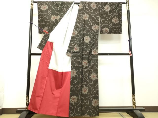 平和屋着物○本場大島紬 7マルキ 古代染色純泥染 花唐草文 岡江文義作  