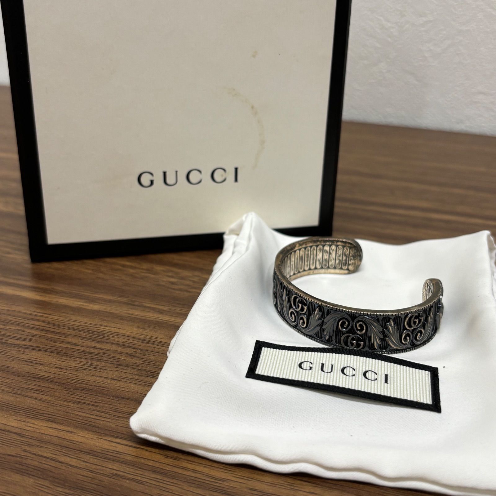 Gucci シルバー ロゴ入りブレスレット箱付き