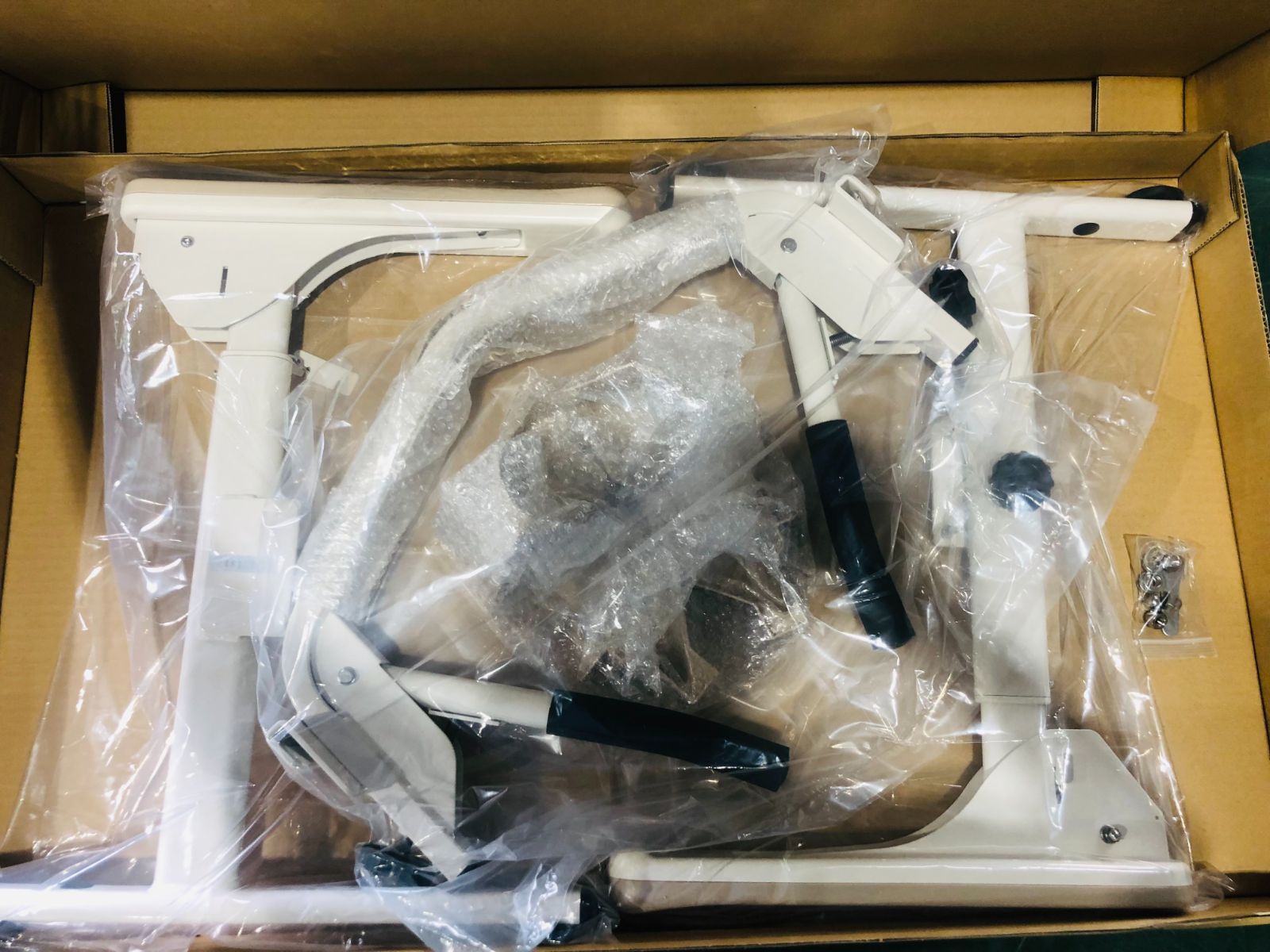 プラスチック製ひじ掛け