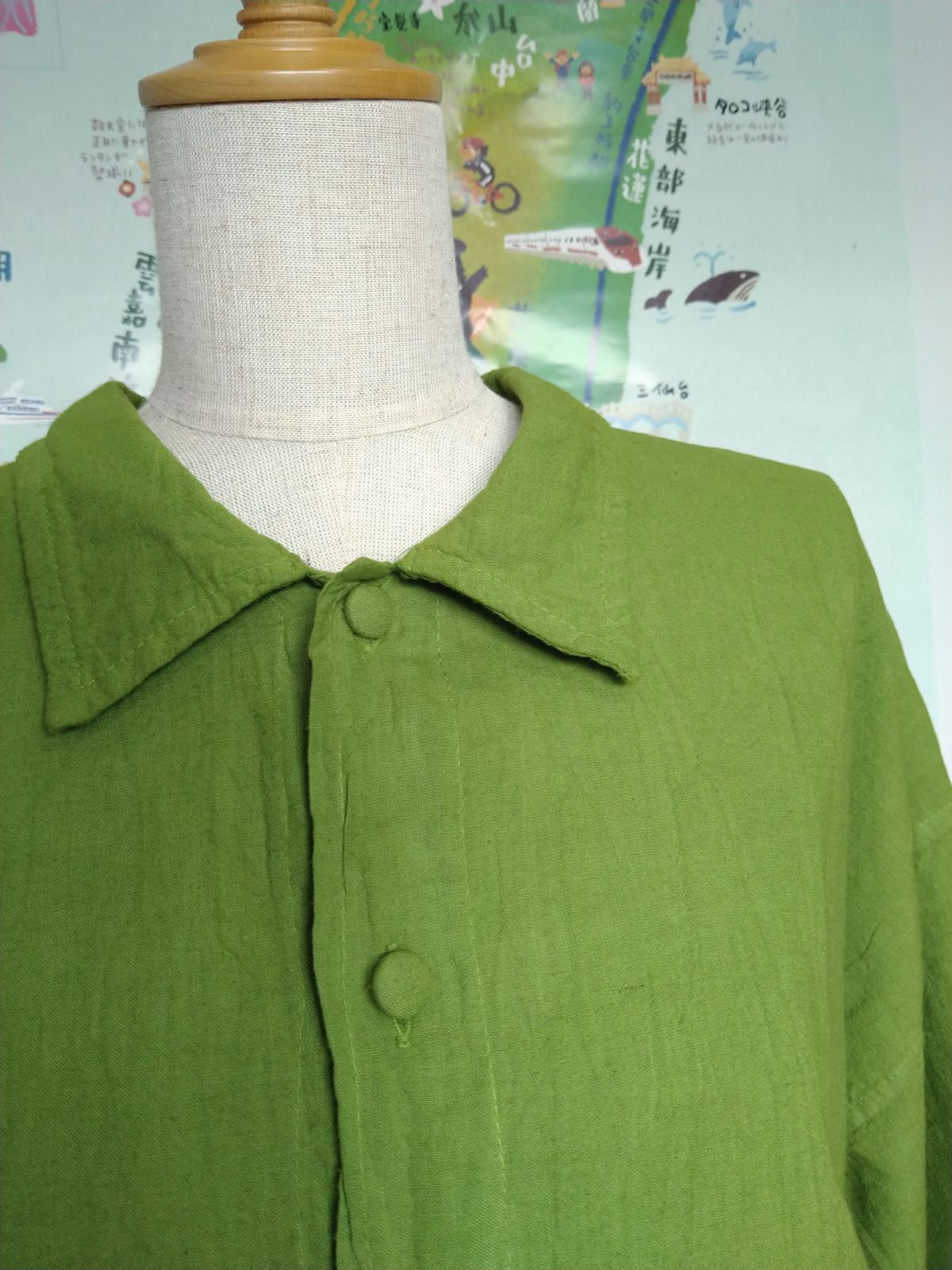 新品未使用】ヂェン先生の日常着 くるみボタンブラウス(中萌黄色