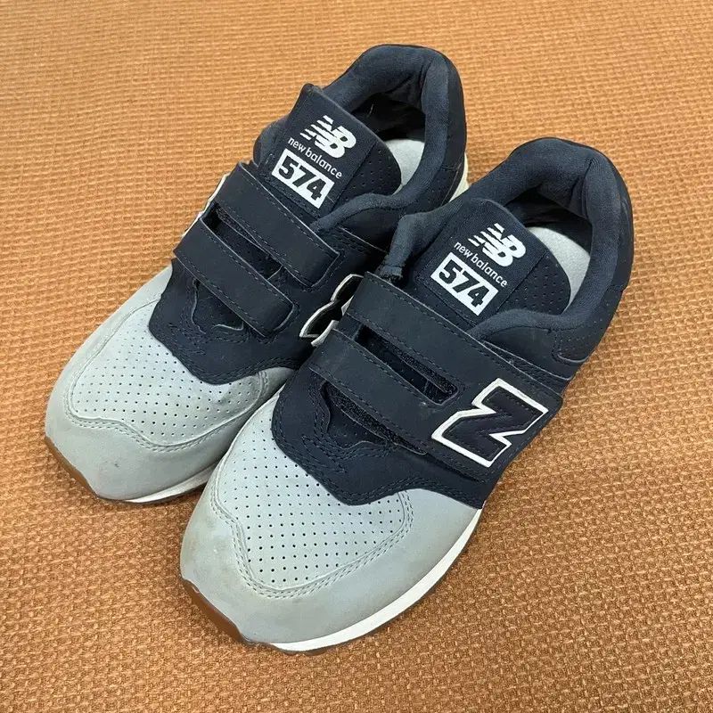 ニューバランス new balance 574 キッズ シューズ 996 ニューバランス PV574 キッズ (キッズスニーカー) 価格比較