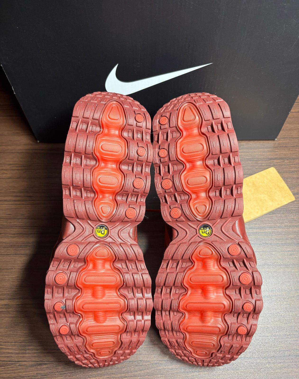 ナイキ ウィメンズ エアマックスDN8 ユニバーシティレッド 未