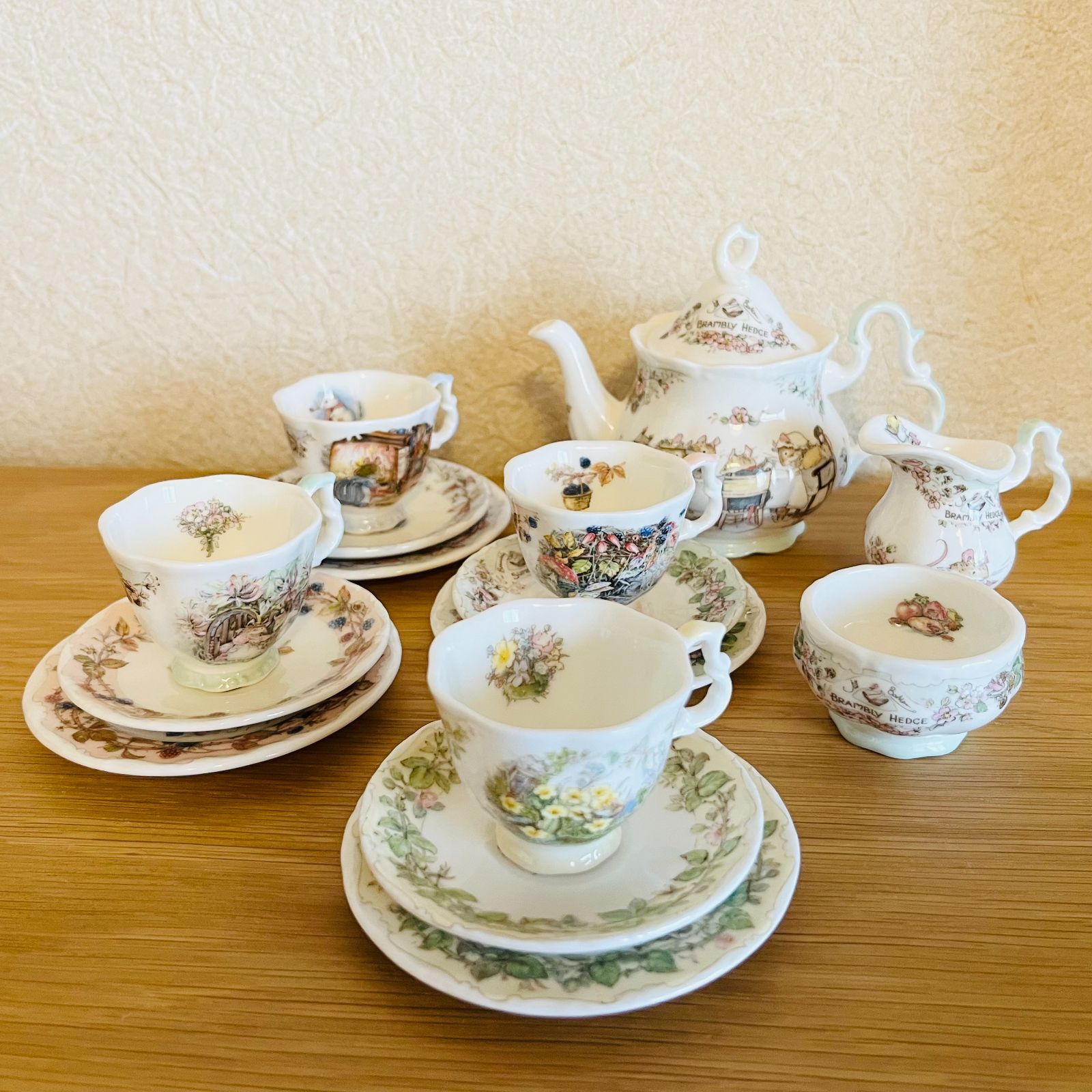 ロイヤルドルトン ブランブリーヘッジ カップ＆ソーサー 夏・冬2客