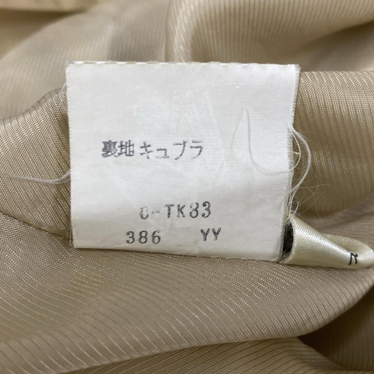 - ベージュ×黒×レッド