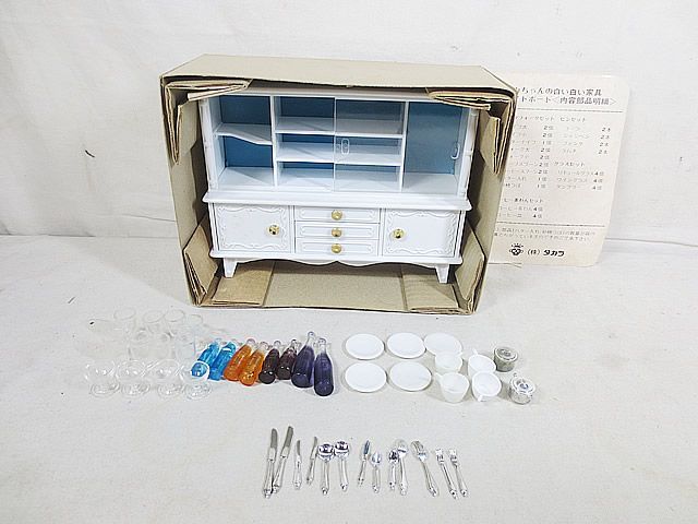 スラッシュ族　タカラ リカちゃん白い白い家具セット サイドボード D Amazon.co.jp: リカちゃん 白い白い家具セット サイドボード
