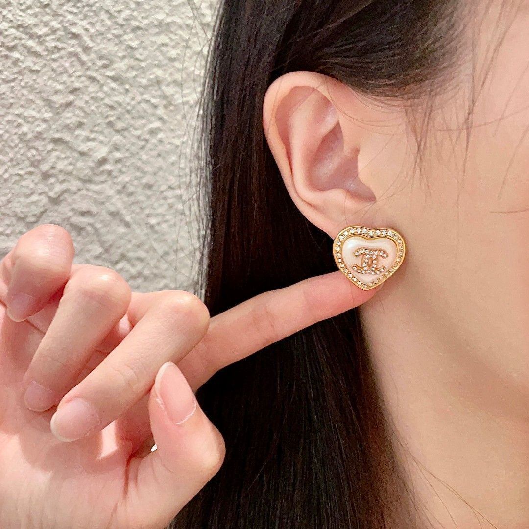 今日 Chanel ヴィンテージ アルファベットピアス 全国 価格