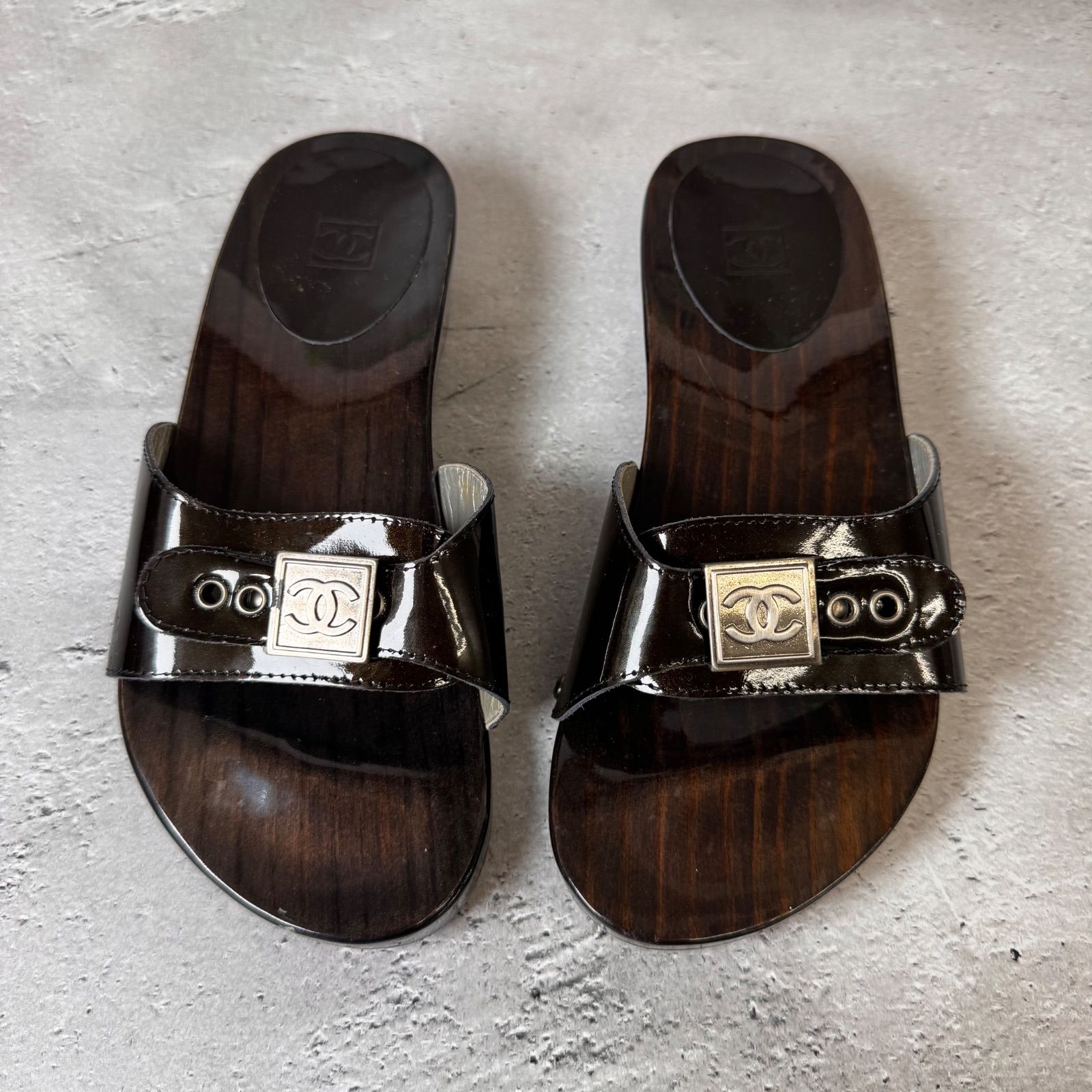 Bランク CHANEL ココマーク サンダル ミュール フラットサンダル ウッド調 バックル ブラック 35 17EL