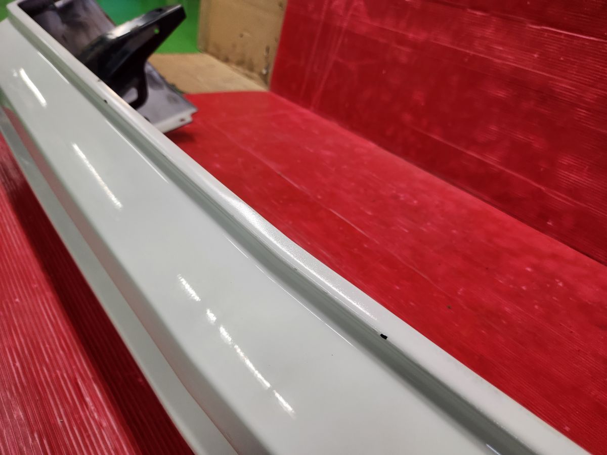 リアバンパー 白