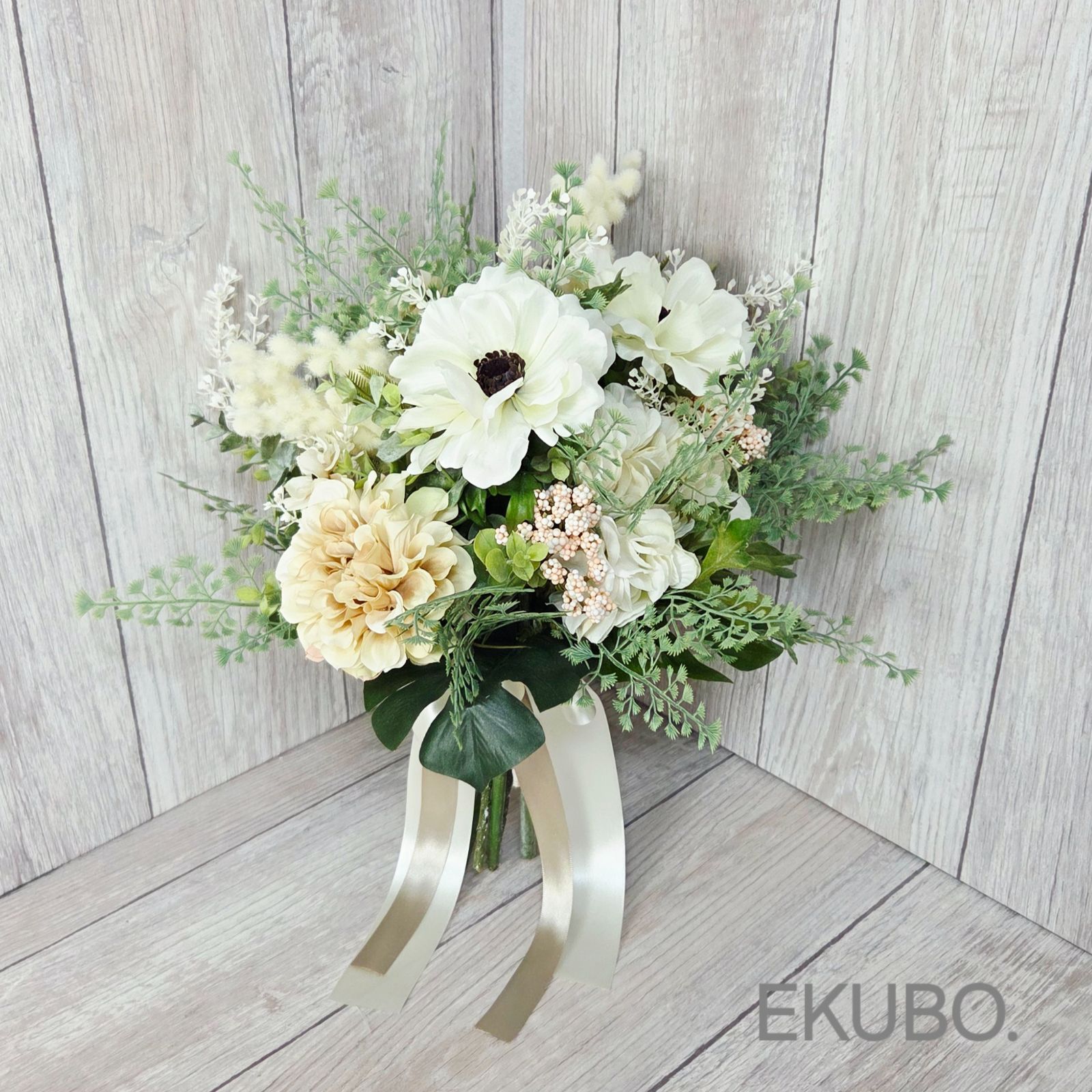 ホワイトアネモネのクラッチブーケ