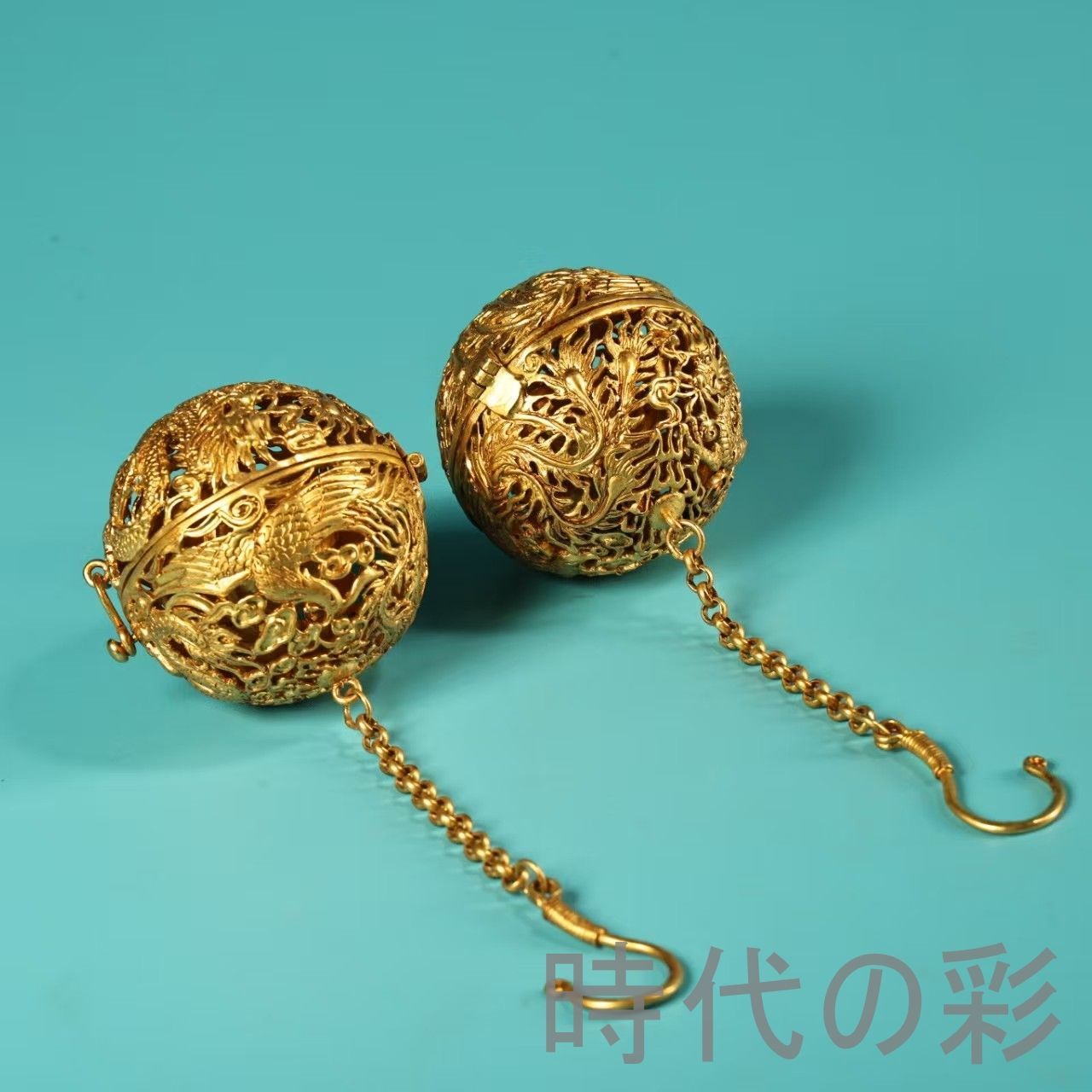 中国古美術 旧蔵 純銅高浮彫描金 鎖空香袋香盒球 一対 高浮彫 清代 銅器 古玩 唐物 中国古 時代物 香盒 R07100145