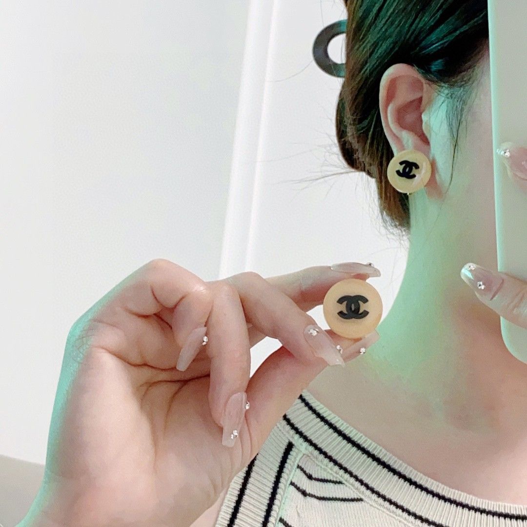 優雅な耳元◆2色展開♪【CHANEL】25SS イヤーアクセサリー ゴージャスな耳元に♪》 CHANEL フープ ピアス (CHANEL/ピアス