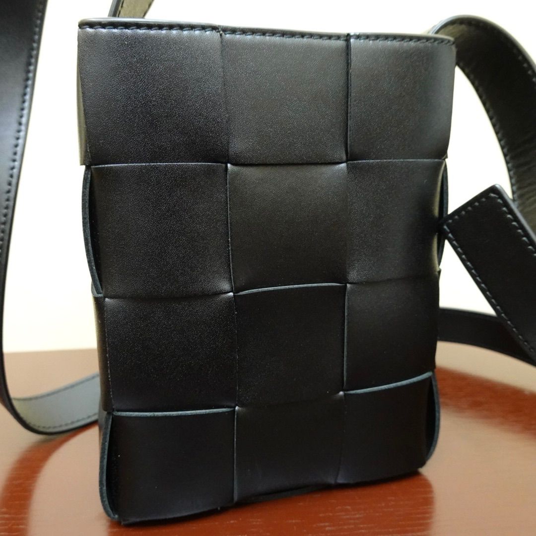 【美品】ボッテガべネタ　カセット　ブラックレザーボディバッグ ほぼ未使用品】ボッテガヴェネタ カセット ショルダーバッグ