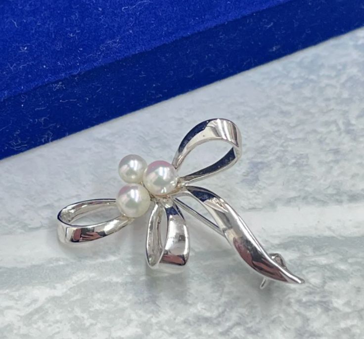 N 処分価格 ヴィンテージ 141 ミキモト MIKIMOTO リボン型 パール付き ブローチ アコヤ 3粒 おしゃれ お出かけ 結婚式 入学式 入園式 卒業式 フォーマル