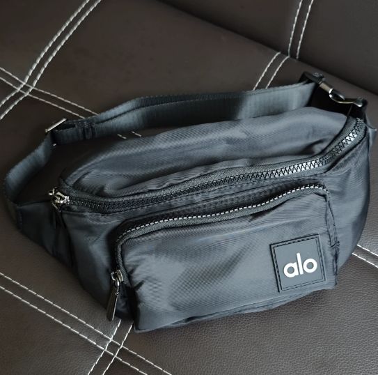 Alo Yoga アロー ヨガ ウエストバッグ ショルダー バッグ - メルカリ