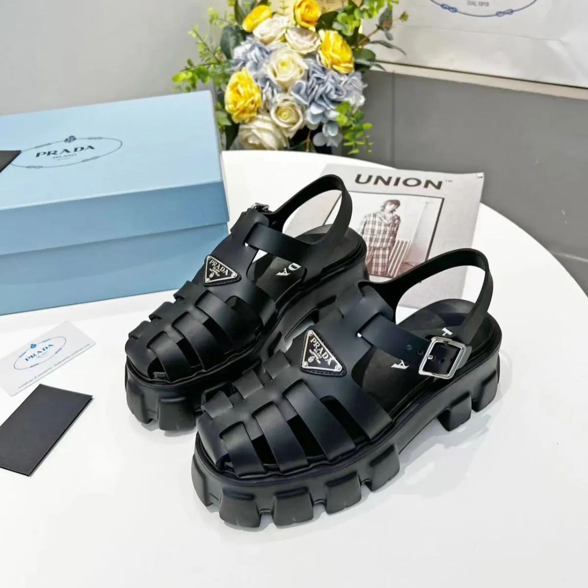 大人気！プラダ/PRADA フォームラバー サンダル 厚底 フィッシャーマン グルカサンダル 超美品 レディース☆メンズ 黒 新品未使用 - メルカリ