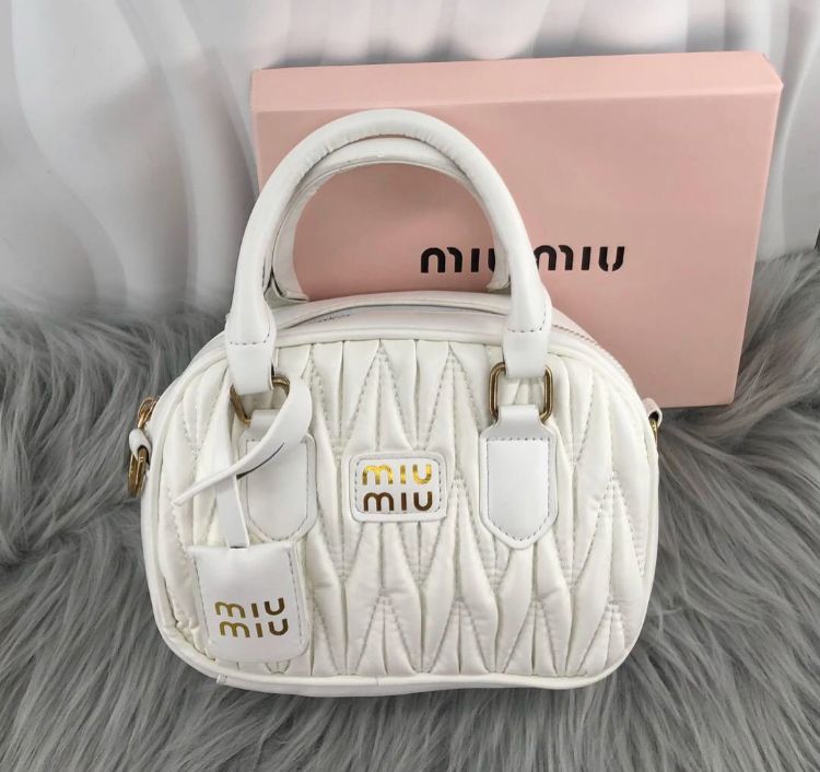 miumiu マテラッセ 白 バッグ ショルダーz - メルカリ 