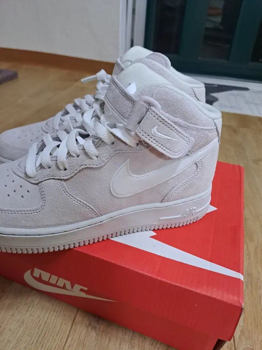 縁起の良い NIKE ナイキ エアフォース ミッド