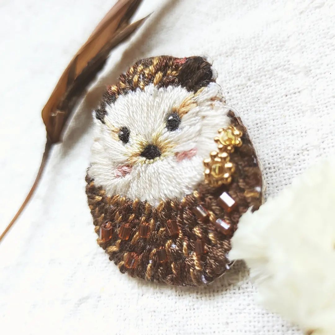 起き上がれない...お困りハリネズミ◌ 刺繍 刺繍ブローチ ハリネズミ