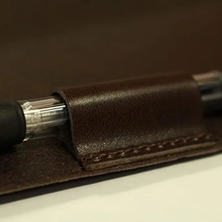 ダークブラウン