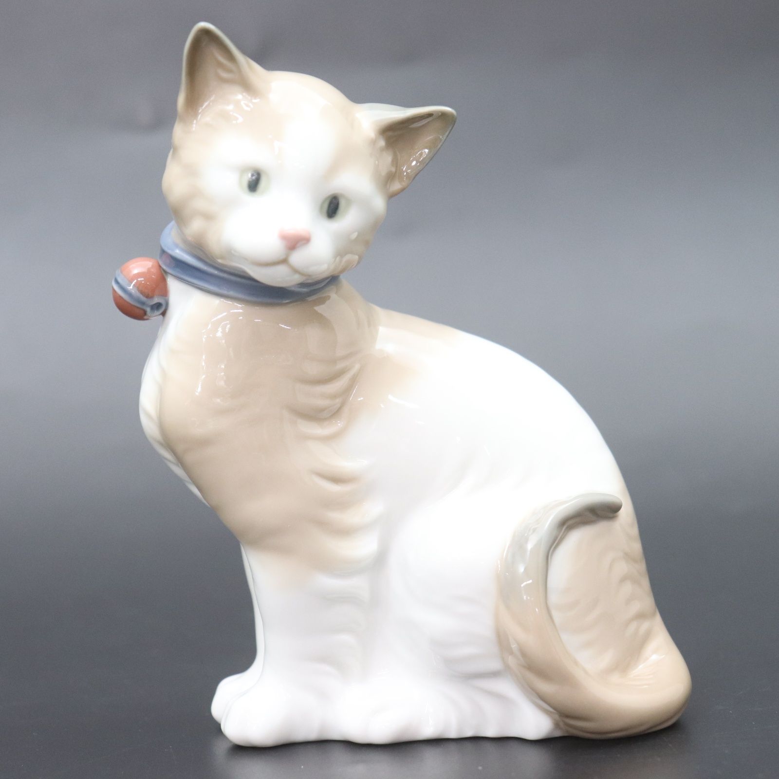 ホワイトとベージュ猫リヤドロNAO アンティークLLADRO 置物陶器