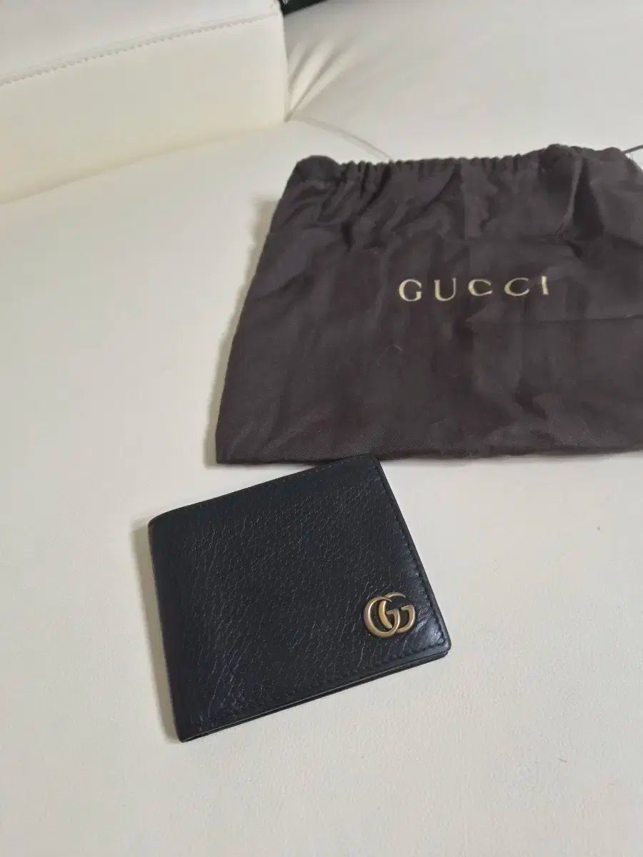 グッチ GGマーモント 二つ折り財布 ブラック