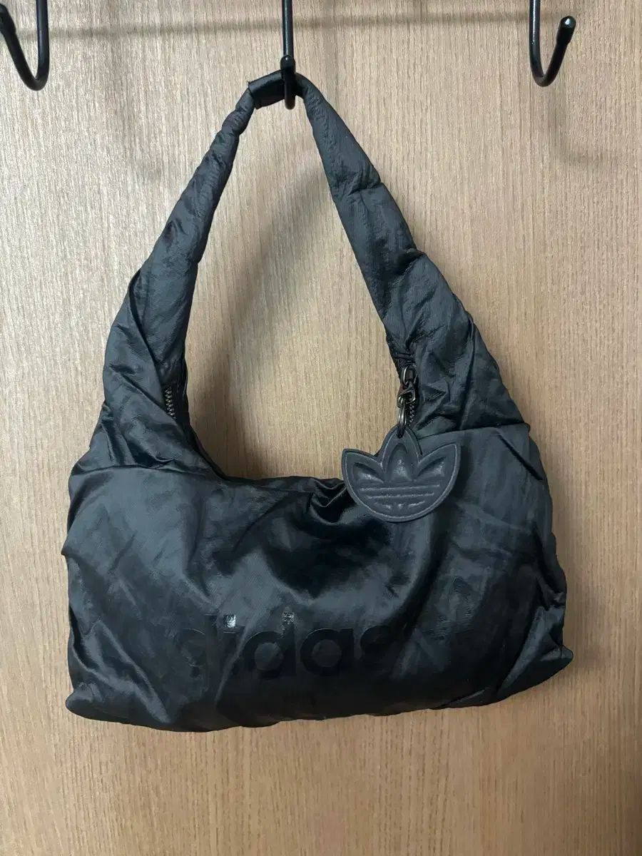 【adidas】サテン スモール ショルダー バッグ ★大人気 adidas（アディダス）の「サテン スモール ショルダーバッグ