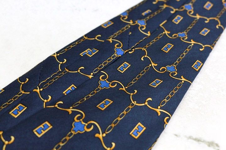 ✨極美品✨ FENDI フェンディ ネクタイ 現行　ズッカ柄 FENDI - フェンディ ブランド ネクタイ ズッカ柄 ストライプ柄