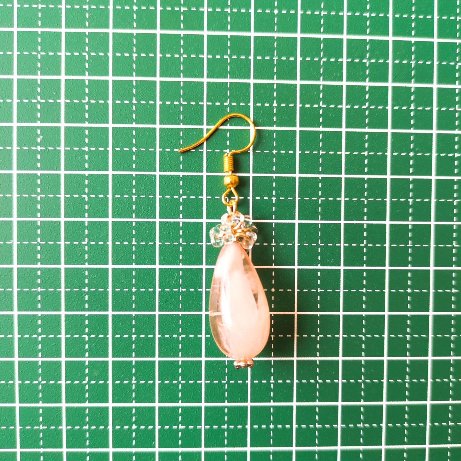 No.812 ゆらゆら チェコビーズ ピンク色 しずく型 ピアス イヤリング 