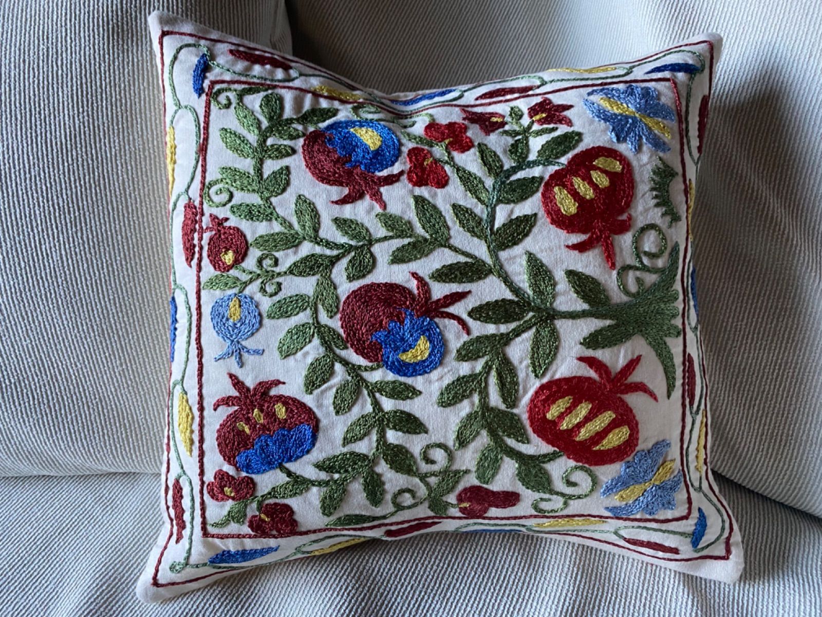 ウズベキスタンの芸術手刺繍スザニ/縁起の良いザクロの柄全て手