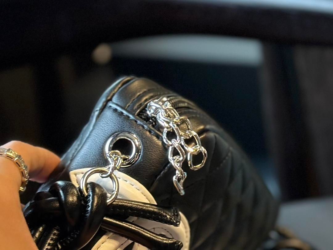 CHANELシャネルのブラック＆ホワイトの配色ショルダーバッグ女性用｜