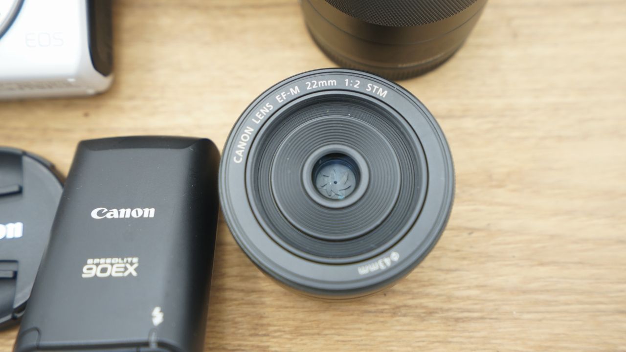 8240 美品 Canon EOS M + EF-M 22mm+18-55mm - デジタルカメラ