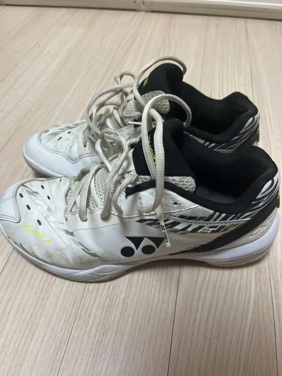 YONEX