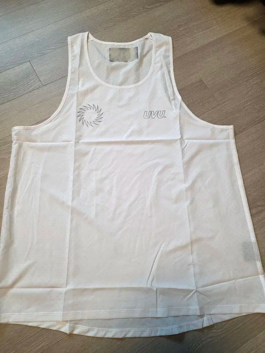 サマーセール！ UVU 白メッシュ ランニング タンクトップ 機能性重視