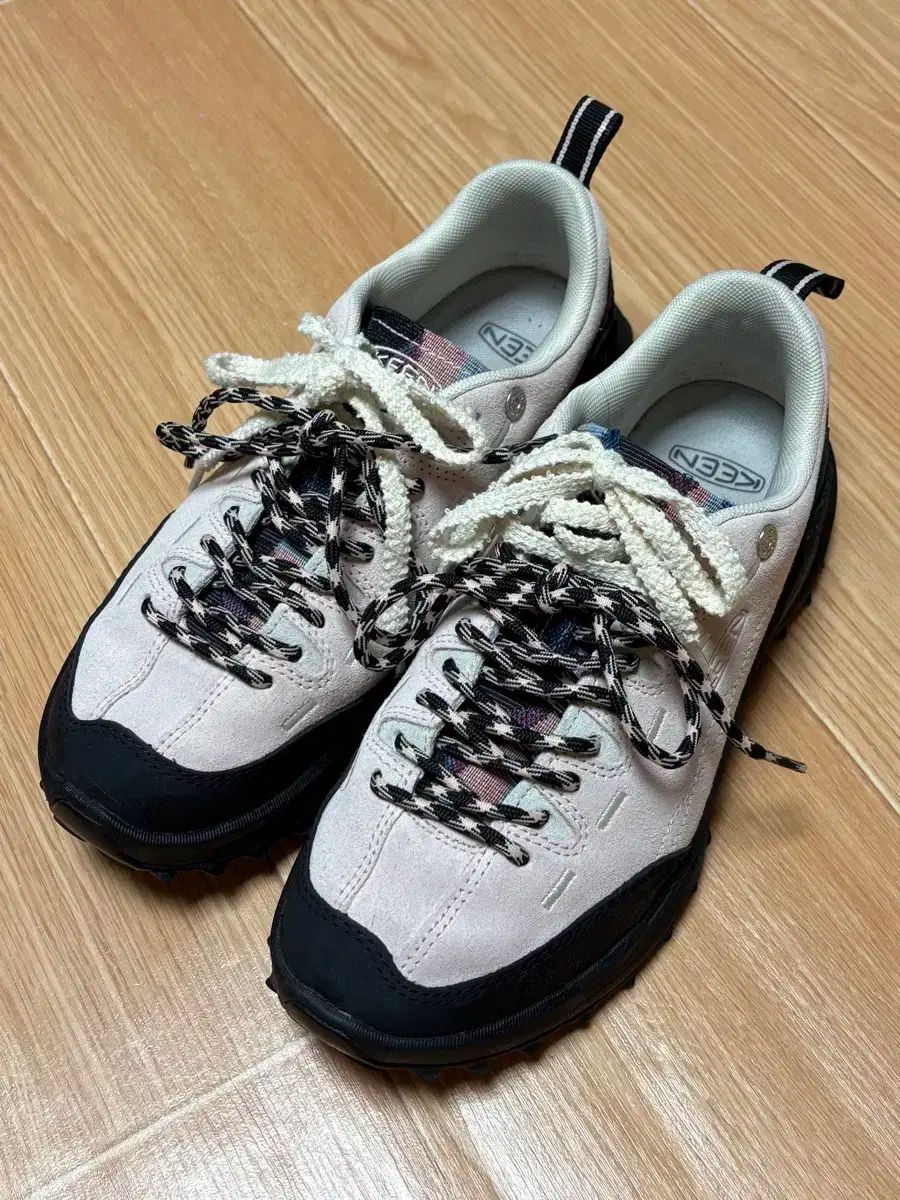 キーンKEEN x satur コラボ ジャスパー ジャイオニック 明るいピンク 250