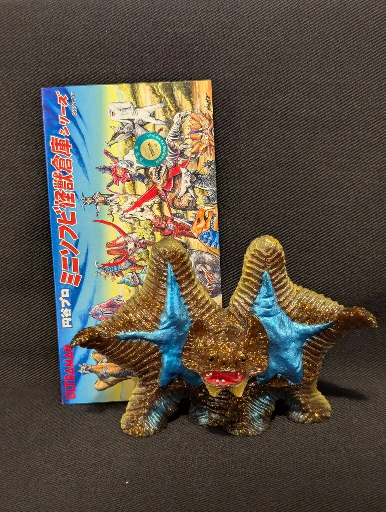 ぺスター「ウルトラマン」登場怪獣（M1号）蓄光版 ソフビフィギュア