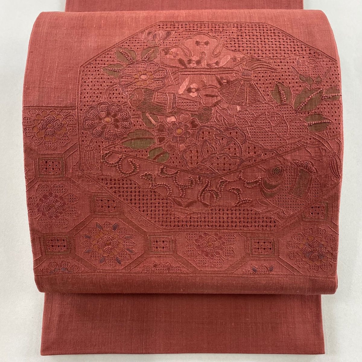袋帯 秀品 草花 刺繍 茜色 お太鼓柄 正絹 【中古】 袋帯 草花 お太鼓柄