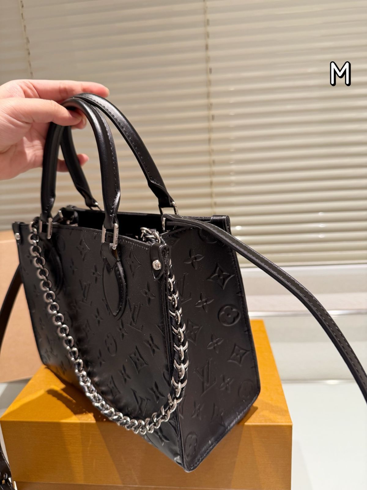 【万能★必需品をコンパクトに収納できる♪】LV オンザゴー PM オンザゴー PM モノグラム｜ルイ・ヴィトン 公式サイト - M46373