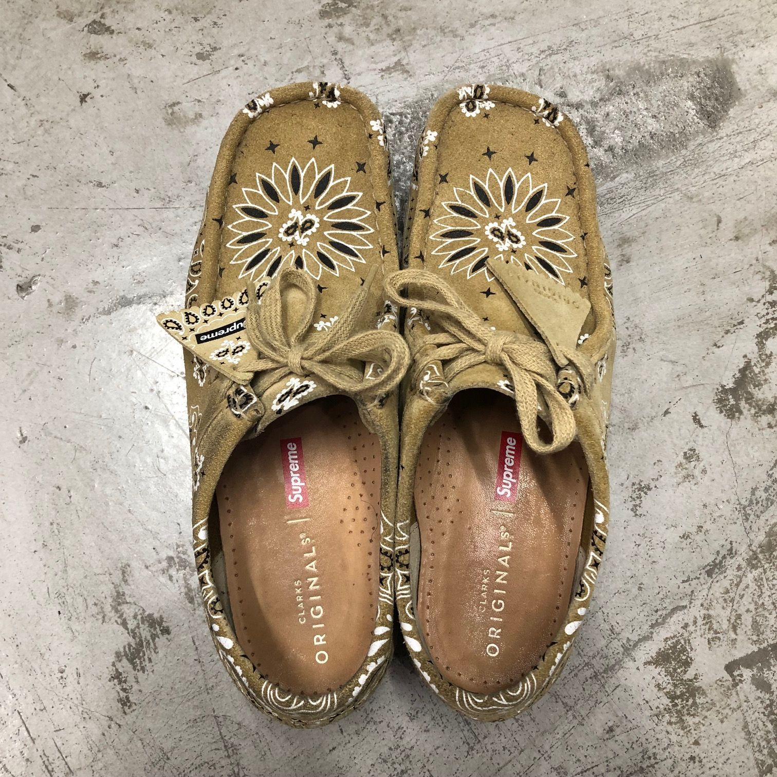 Supreme Clarks 19SS BANDANA WALLABEE バンダナ クラークス スニーカー シュプリーム クラークス 26.5cm  70920A1 - メルカリ