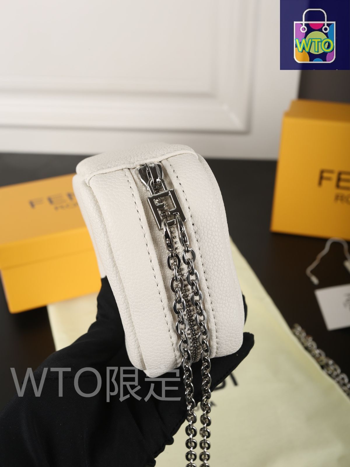 Fendi モノグラムコインケース チェーン付き イタリア製 今日特価】FENDI チェーンコインケース, 豆腐型デザイン