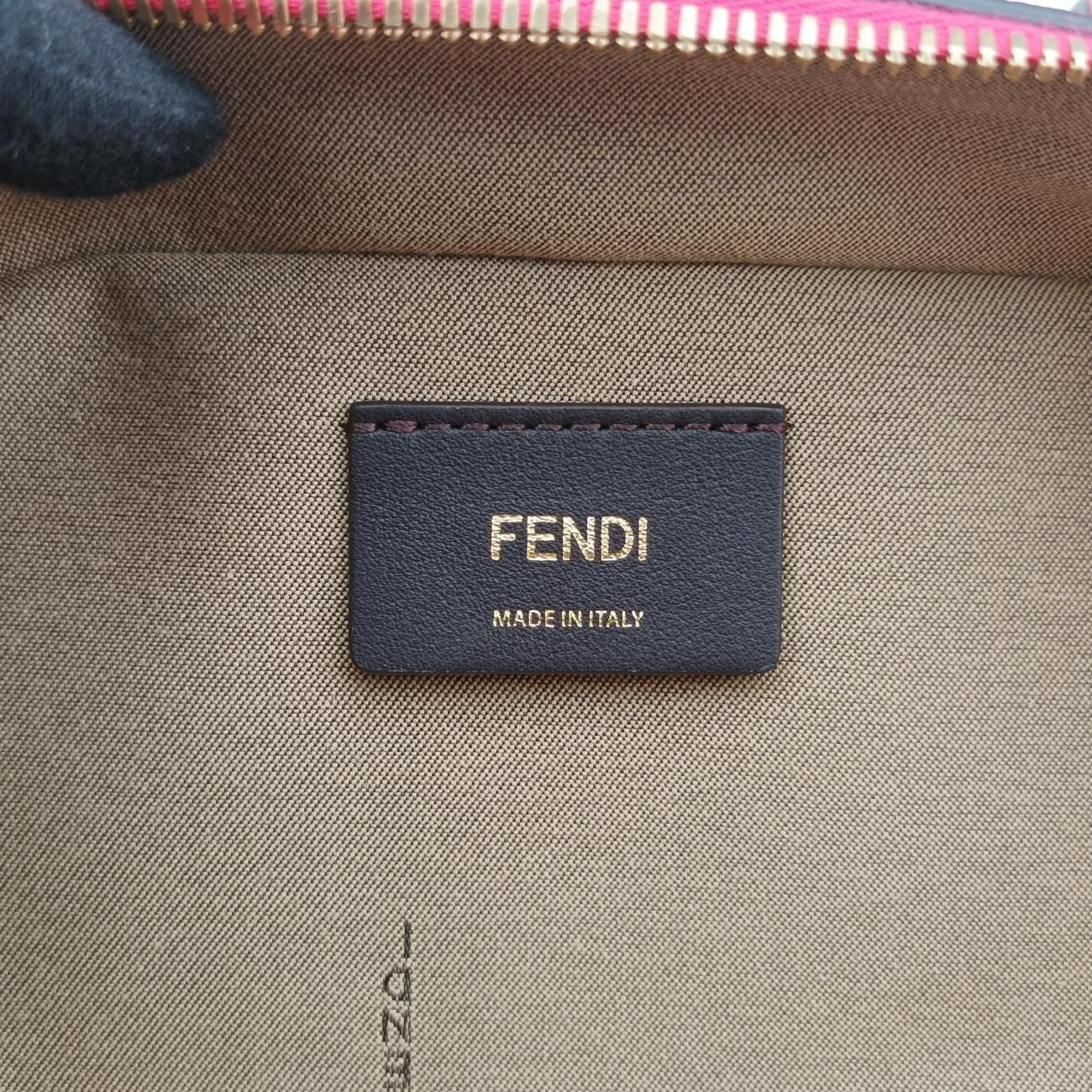 95.優雅な フェンディFendiオーロック カメラケースミニピンクレザー8BS0588BS058-A5DY 228-3260