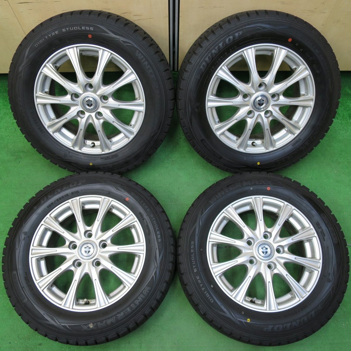 *送料無料* バリ溝！9.5分以上スタッドレス 195/65R15 ダンロップ ウインターマックス WM01 JOKER ジョーカー 15インチ PCD114.3/5H4061104イス
