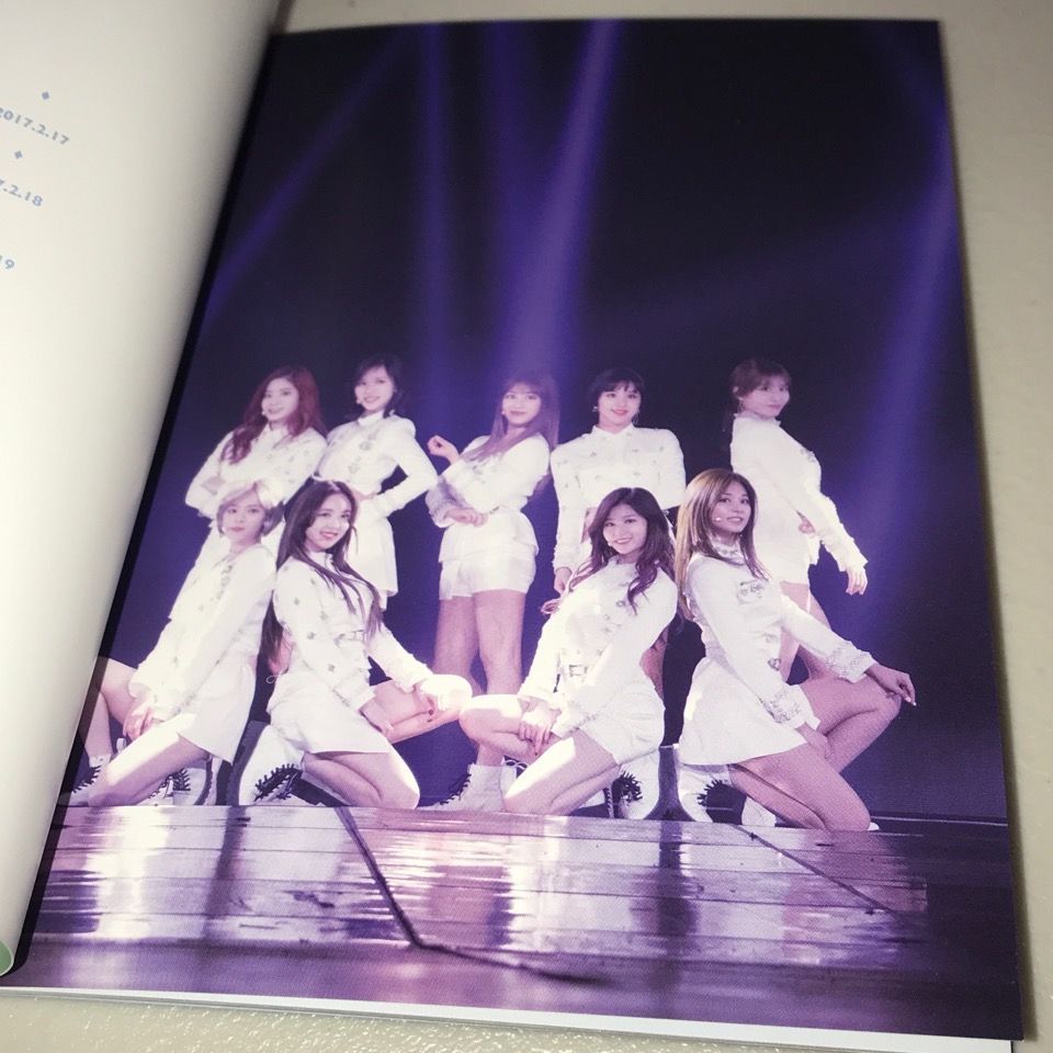 TWICE 直筆「TWICELAND THE OPENING CONCERT」 - メルカリ