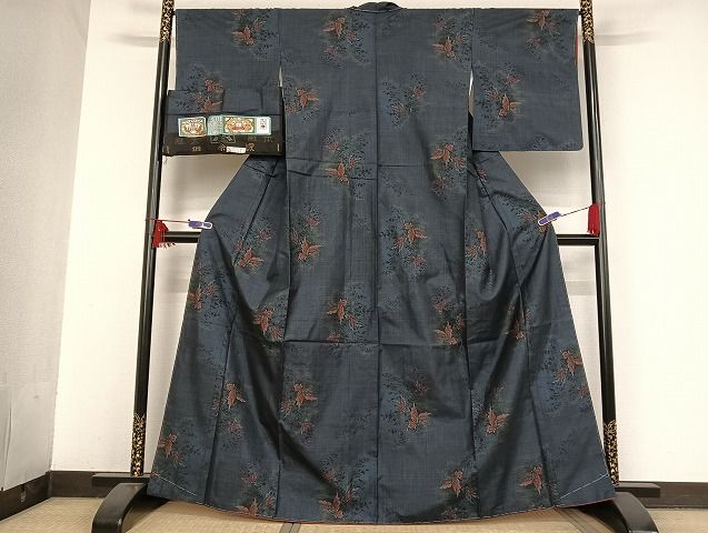 平和屋着物●本場大島紬　純泥染　舞蝶文　高橋一郎絹織物謹製　証紙付き　正絹　逸品　未使用　AAAU4327np 平和屋着物○本場大島紬 純泥染 舞蝶文 高橋一郎絹織物謹製 証紙付き