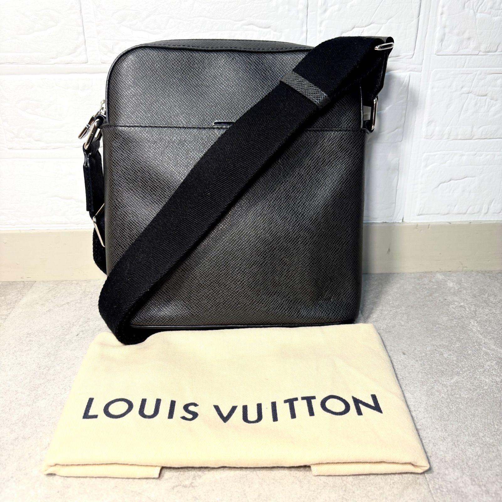 LOUIS VUITTON ルイ ヴィトン タイガ アントン ポシェット ショルダー