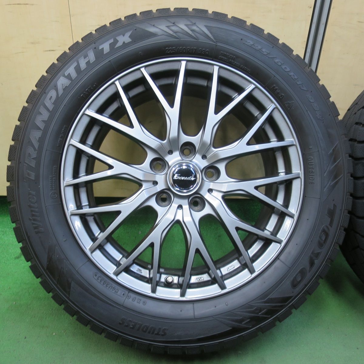 バリ溝 23年 キレイ 9.5分 スタッドレス 225 60R17 トーヨー ウインター トランパス TX Exceeder エクシーダー 17インチ PCD114.3 5H 5093010イス