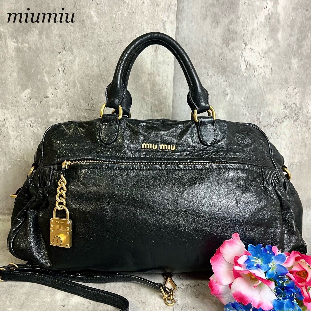 ✨良品✨ MiuMiu ミュウミュウ 2way ハンドバッグ ショルダーバッグ ゴールド金具 カデナ バックル ロゴプレート ロゴ型押し レザー  肩掛け レディース ブラック 黒色 - メルカリ