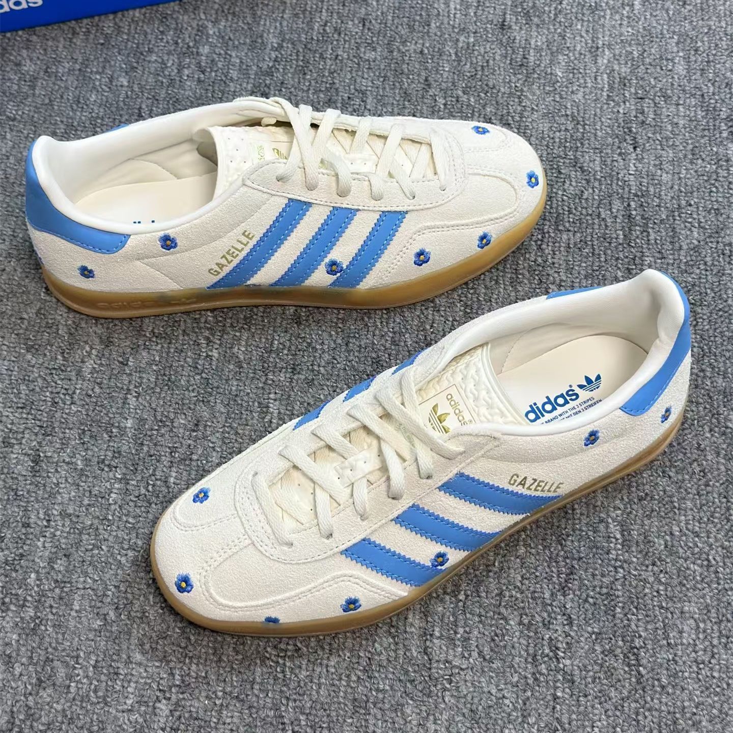 adidas Samba gazelle indoor アディダス サンバ スニーカー ホワイトブルーの小さな花スニーカー